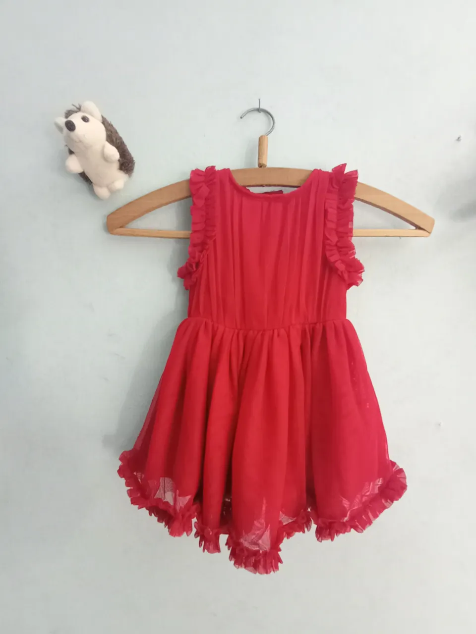 Vestido rojo de fiesta para niñas, con volados en mangas y falda. Ideal para ocasiones especiales.