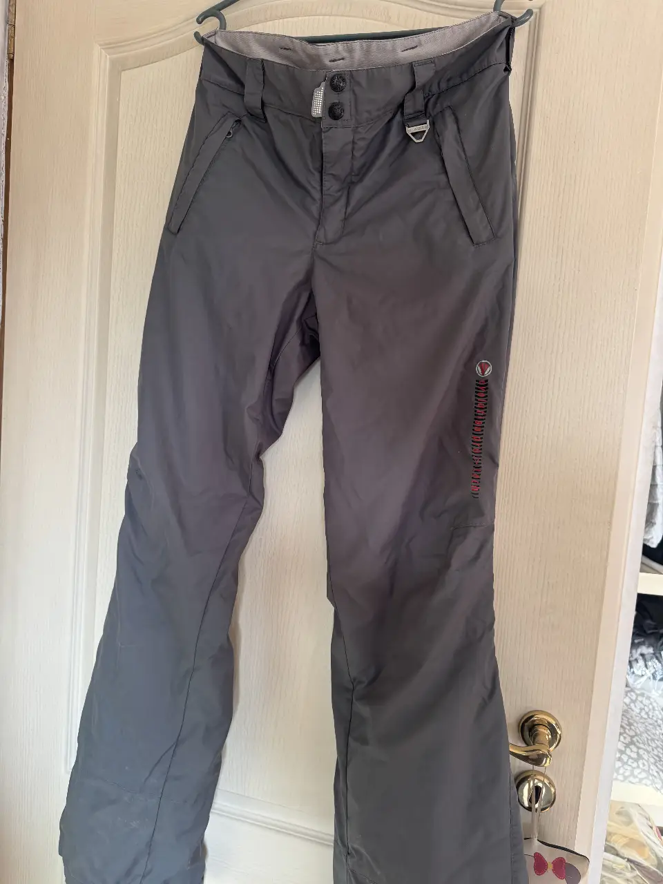 Pantalón de esquí Alpine Skate para mujer, color gris, talle M. Ideal para la nieve, con detalles de la marca y bolsillos.
