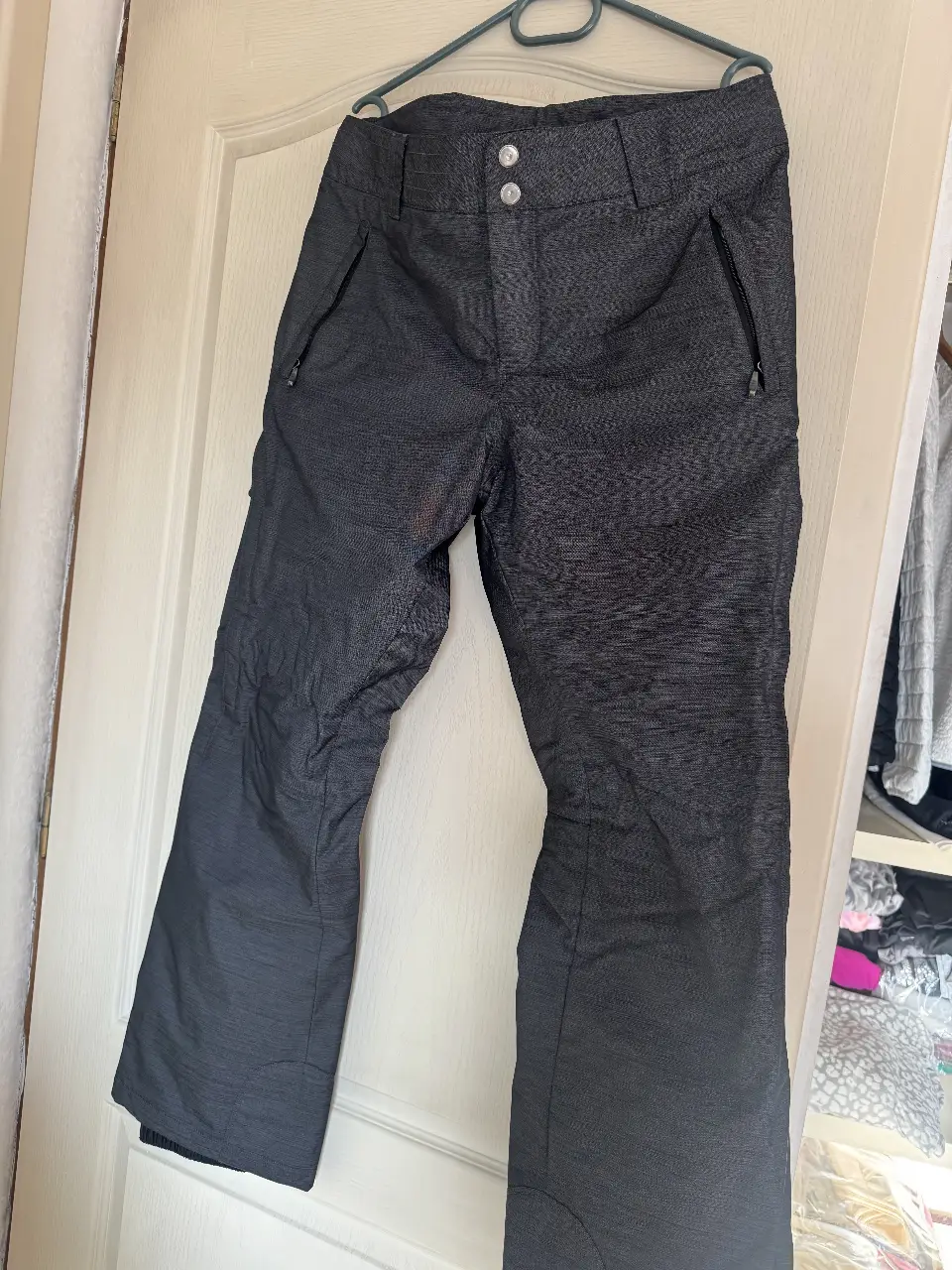 Pantalón de ski Columbia, color gris oscuro con detalles en negro. Talle L. Ideal para actividades en la nieve.