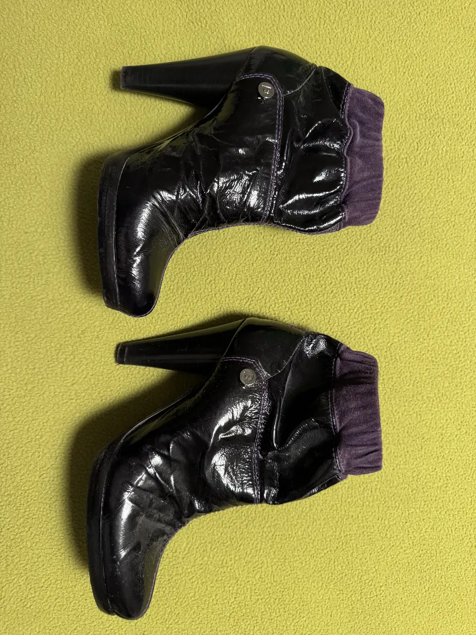 Botines de cuero charol violeta oscuro con taco alto y detalle de puño en la parte superior. Interior forrado en piel violeta. Marca Baldinini. Italia Talle 37. suela con plataforma y base de goma