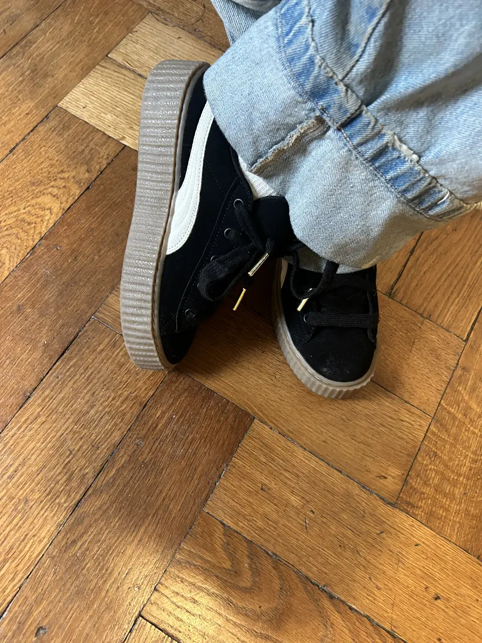 Zapatillas Puma Fenty by Rihanna, negras con suela gruesa color crema y detalles en blanco. Talle 39.5, solo las use en un avion y me di cuenta que me quedaban gigantes :(  (calzo 36 ajaja) 