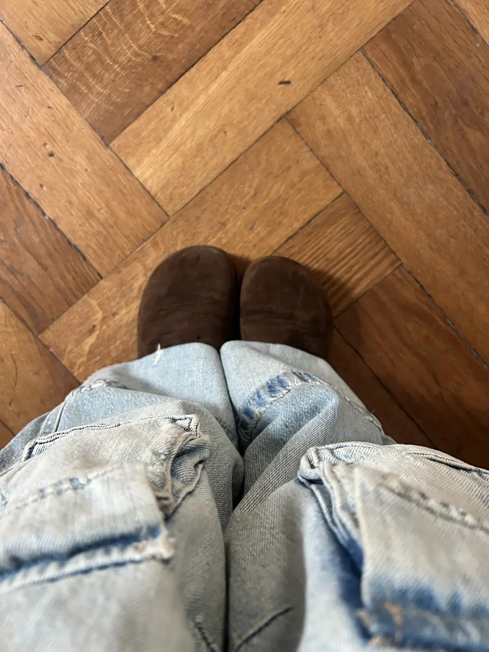 Zuecos marrones de gamuza, ideales para un look casual y cómodo. Tienen hebilla ajustable y suela de goma. Las vendo solo porq me quedan grandes 💔