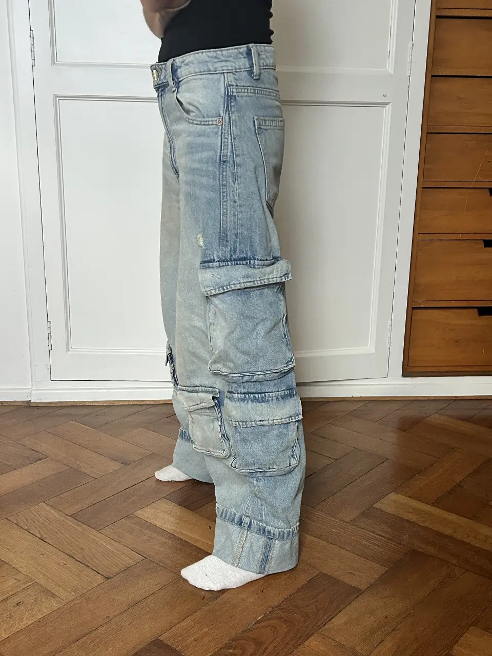 Jeans cargo de mujer, tiro medio, con múltiples bolsillos y detalles de desgaste. Un clásico renovado para un look urbano y canchero.