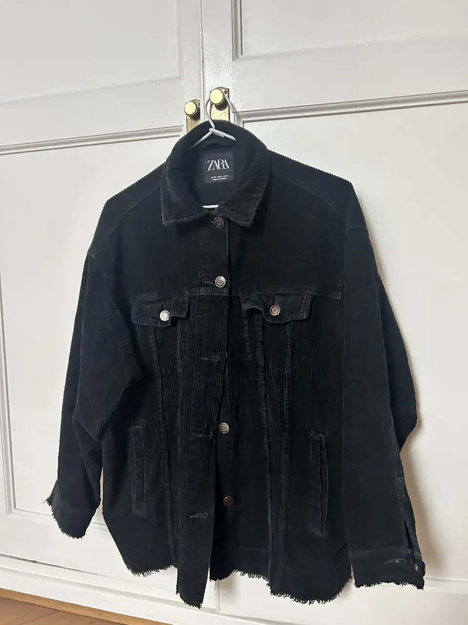 Campera de corderoy negra de Zara, estilo oversize con botones y bolsillos. Ideal para un look casual y canchero. es XS pero parece un M/L