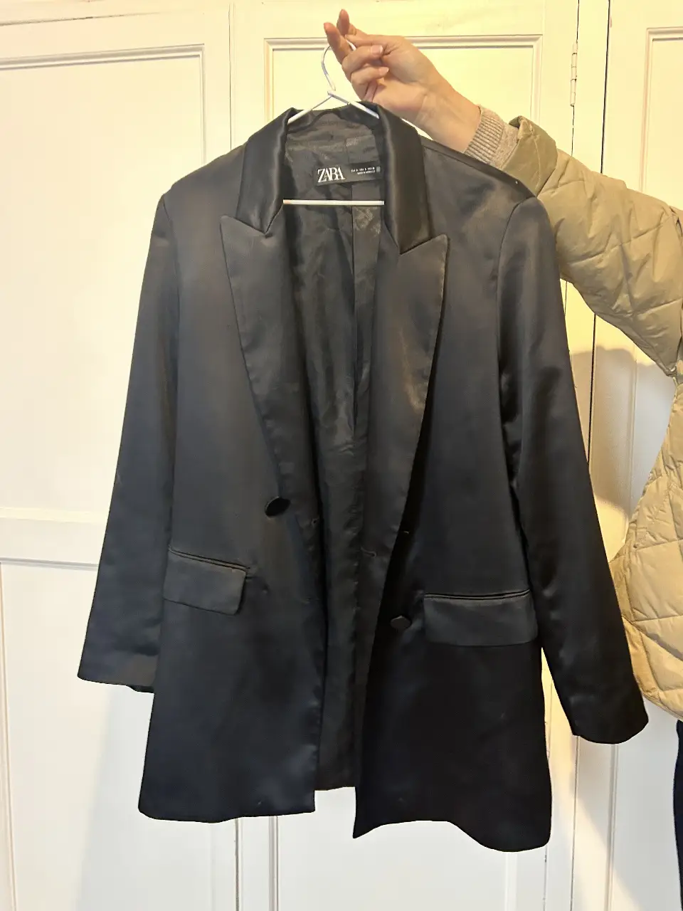 Blazer negro de satén de la marca Zara, talle S. Ideal para un look elegante y sofisticado. Perfecto para combinar con jeans o pantalones sastreros.