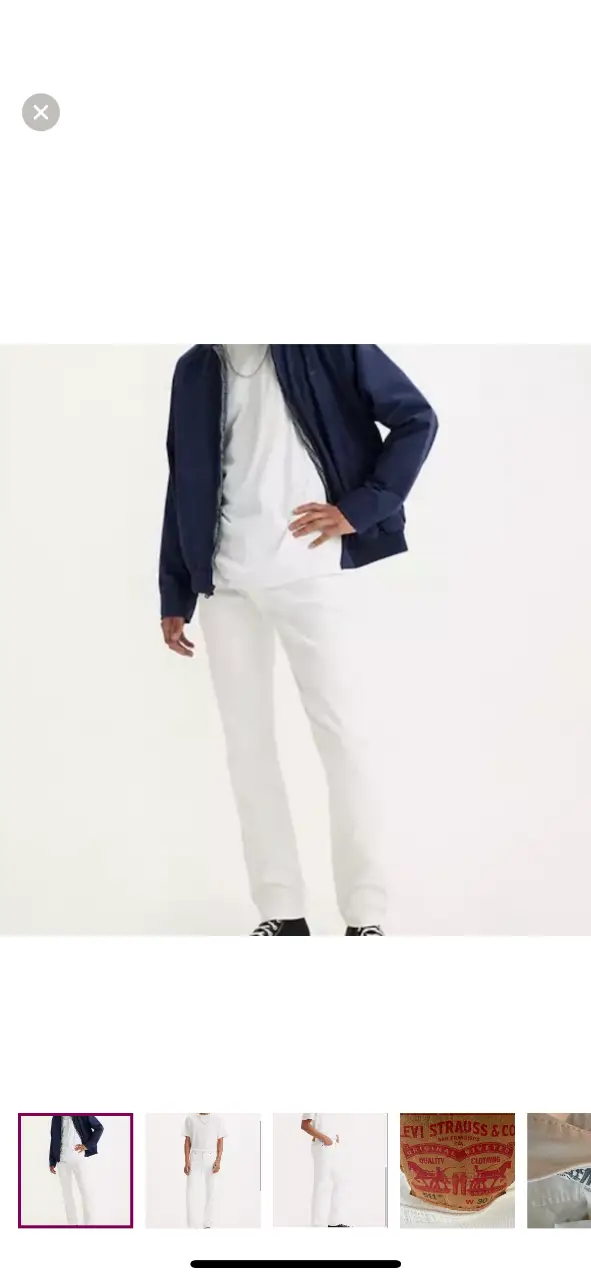 Jeans rectos blancos de la marca Levi's, talle 30. Un clásico atemporal para cualquier guardarropa.