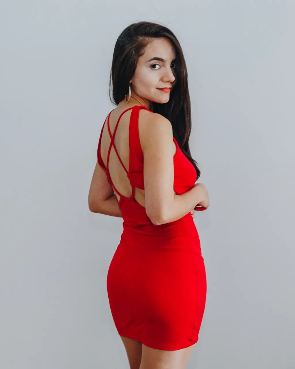 Vestido mini rojo, ideal para fiesta. Diseño con espalda descubierta y tirantes cruzados. Perfecto para lucir en eventos especiales.