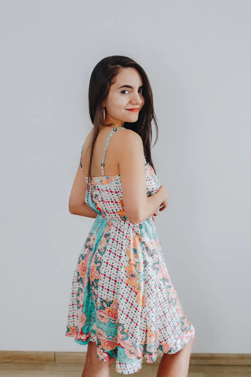 Vestido mini de verano con estampado floral y detalles en turquesa. Ideal para un look fresco y casual.