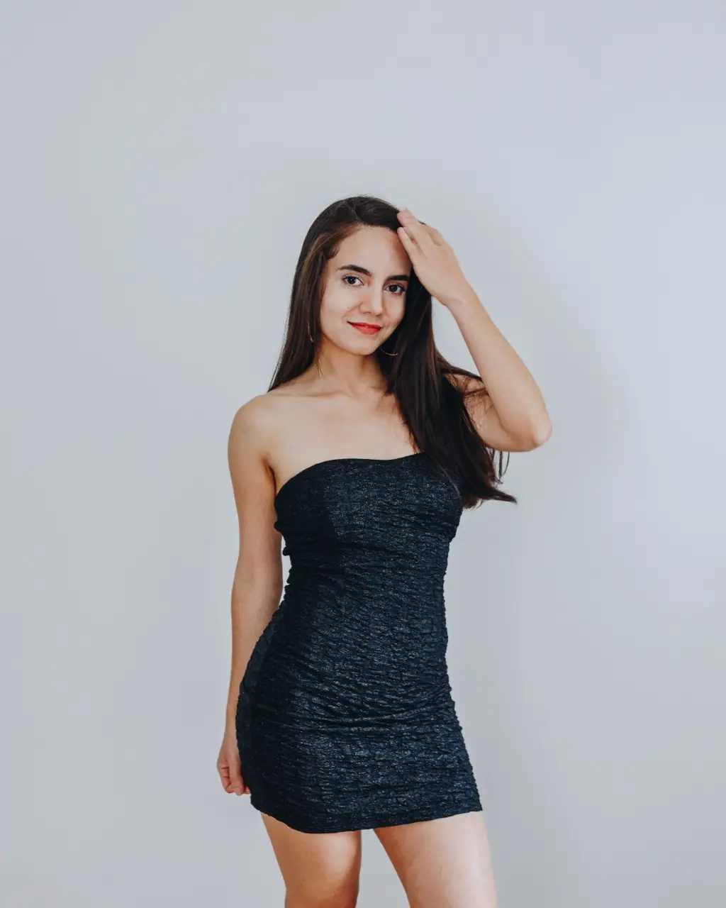 Vestido mini strapless negro, ideal para fiesta. Confeccionado con un tejido texturizado que le da un toque elegante y moderno. Diseño ajustado que realza la figura.