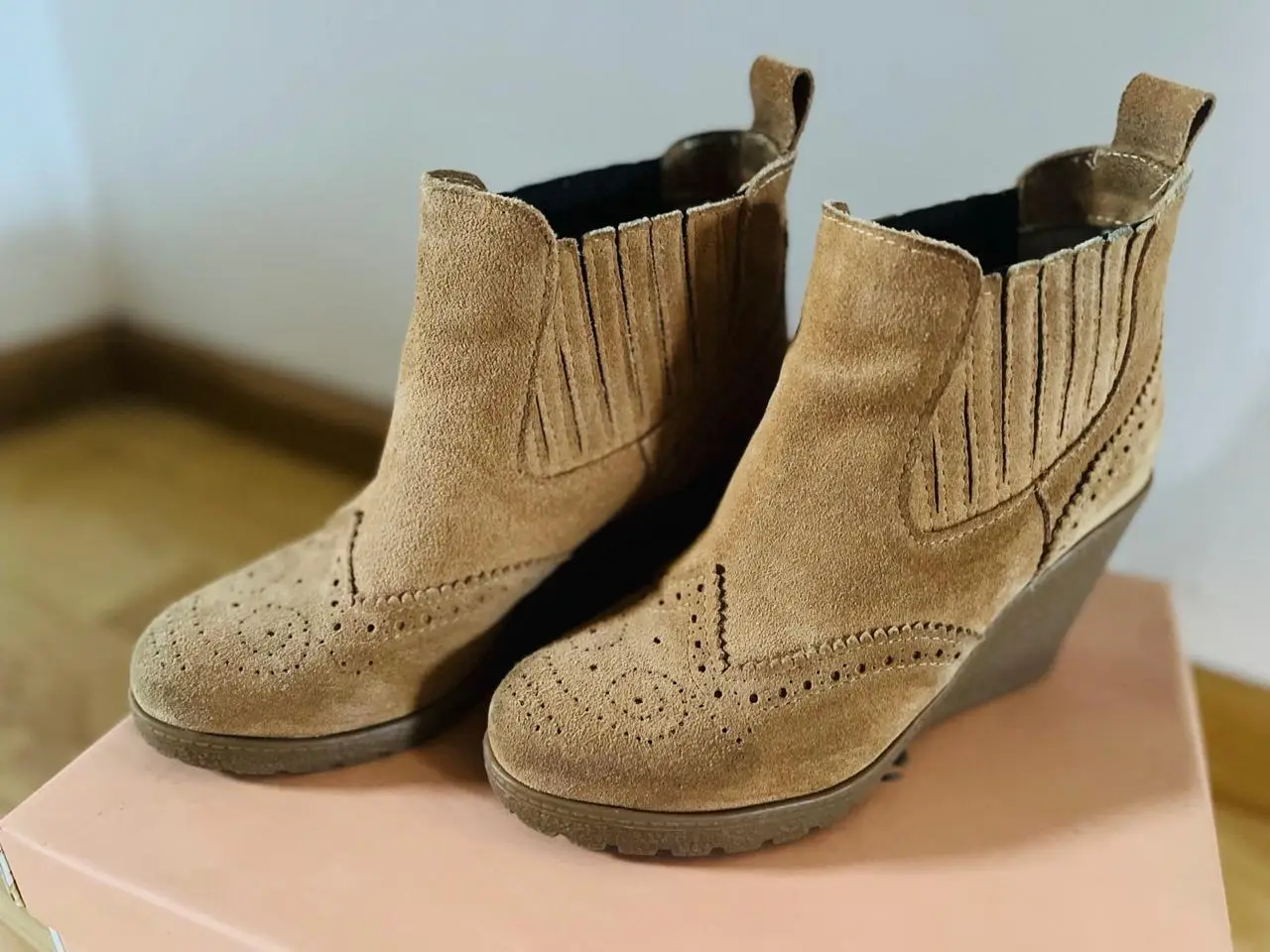 Botines Sibyl Vane de gamuza marrón con detalles de brogue y cuña. Talle 36.