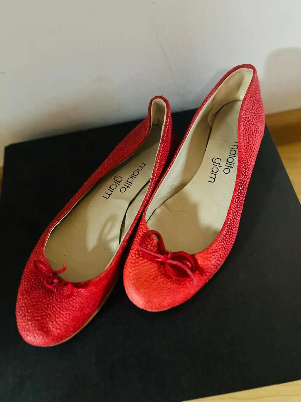 Ballerinas rojas de cuero con moño. Ideales para un look elegante y cómodo.