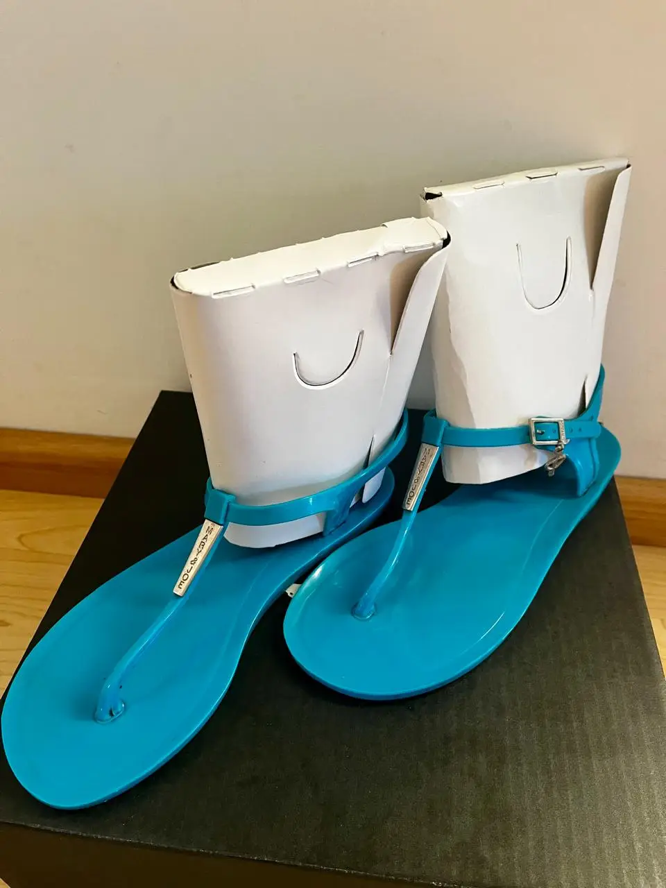 Sandalias de dedo turquesas de la marca Marie Sole, ideales para el verano. Diseño simple y elegante, perfectas para un look casual y playero.
