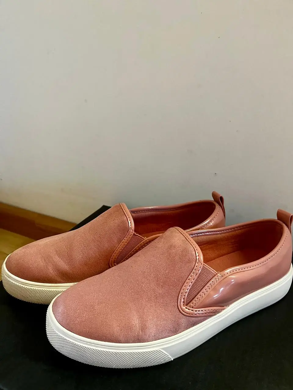 Zapatillas slip-on rosas de gamuza con suela blanca. Cómodas y fáciles de poner, ideales para un look casual y moderno. ((va bien para 24cm aprox de pie)