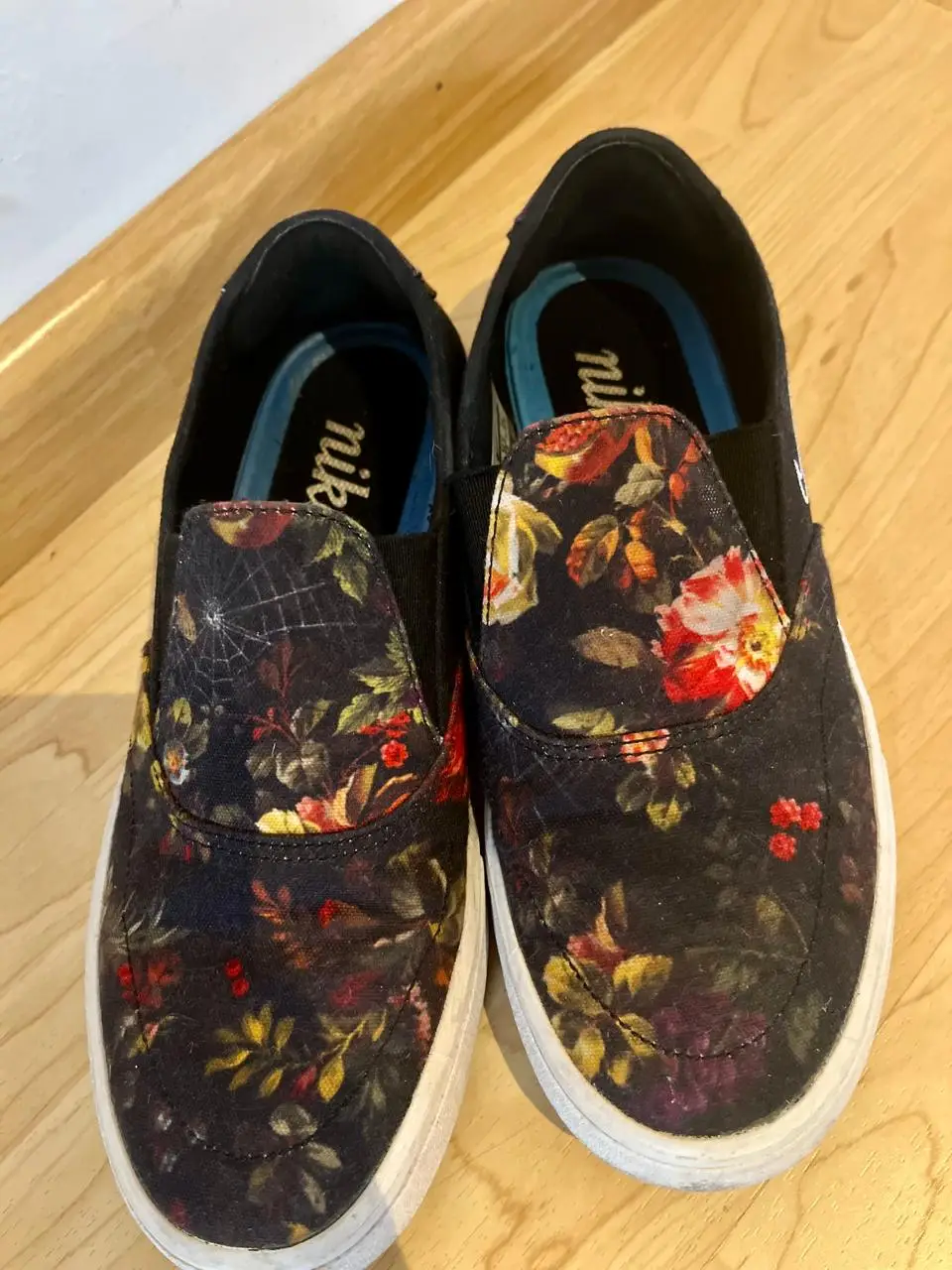 Zapatillas slip-on Nike SB con estampado floral en tonos oscuros. Ideales para un look casual y cómodo. (va bien para 24cm aprox de pie)