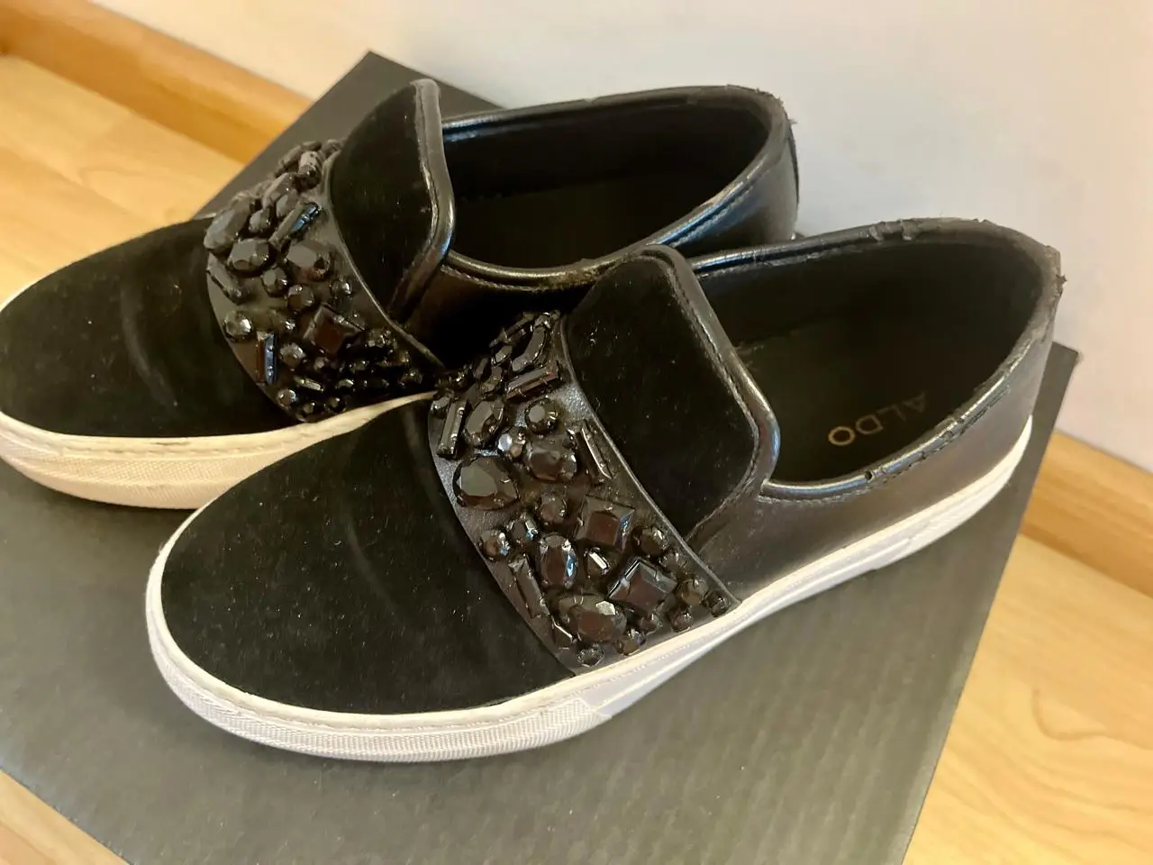 Zapatillas Aldo negras con detalles de piedras brillantes en la capellada. Diseño slip-on con suela blanca. Ideales para un look casual y moderno. ((va bien para 24cm aprox de pie)