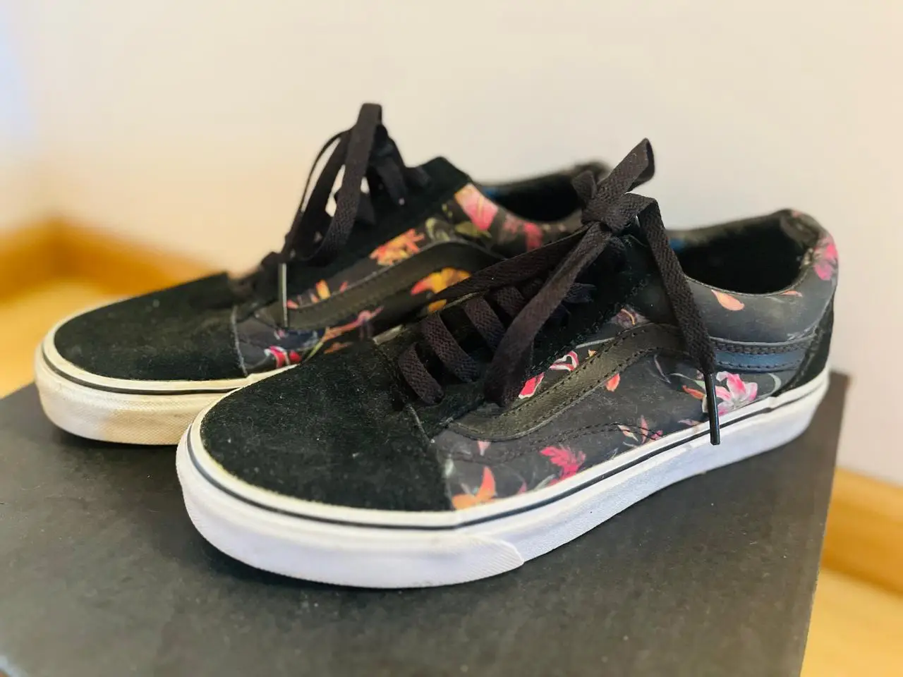 Zapatillas Vans Old Skool con estampado floral en tonos oscuros. Ideales para un look casual y con estilo. ((va bien para 24cm aprox de pie)