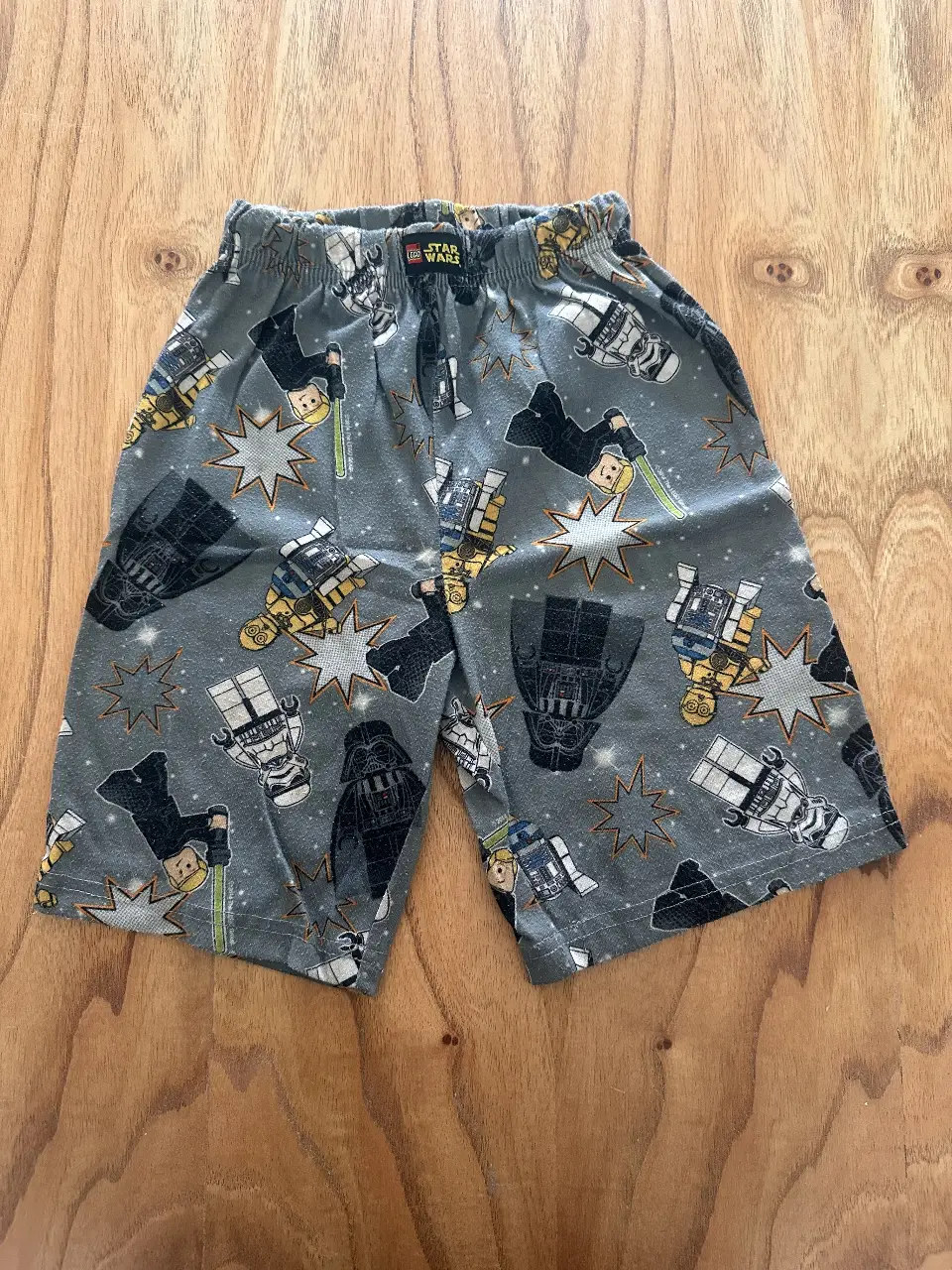 Short de pijama de nene con estampado de personajes de Star Wars Lego. Ideal para estar cómodo en casa.