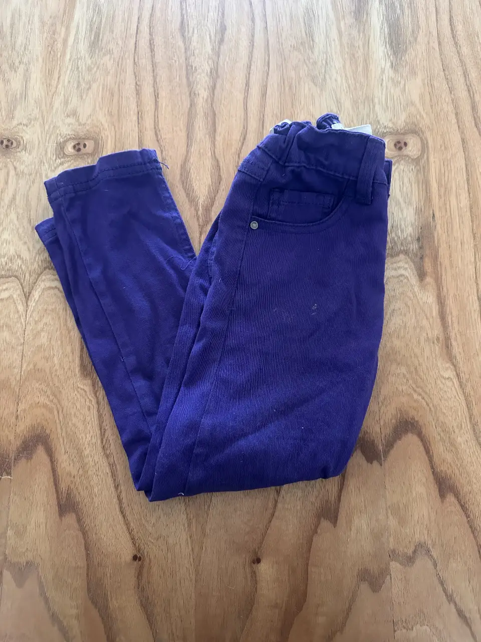 Pantalón violeta para niña. Ideal para un look casual y cómodo.