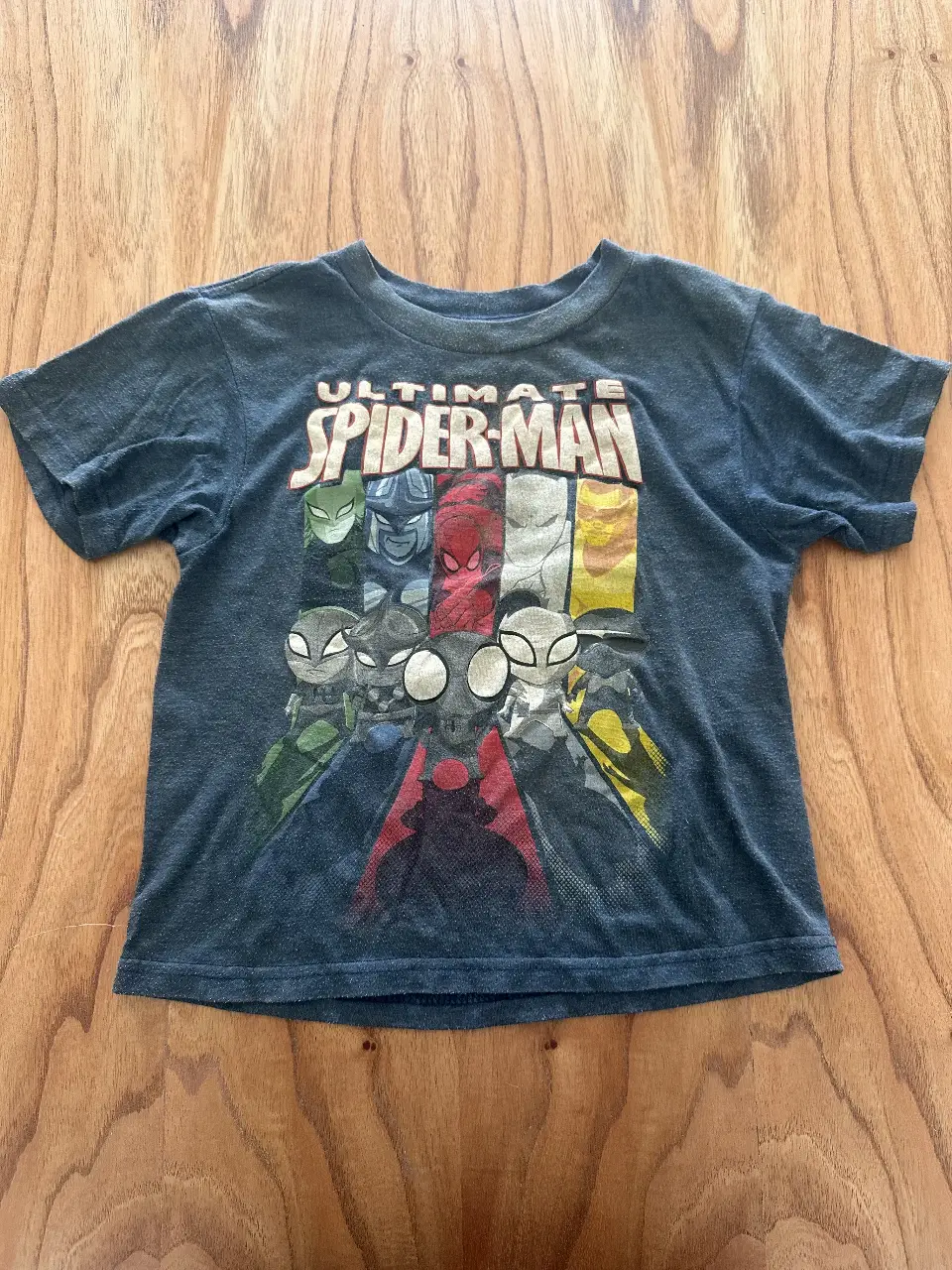 Remera de manga corta para niño con estampado de Ultimate Spider-Man. Ideal para un look casual y cómodo.