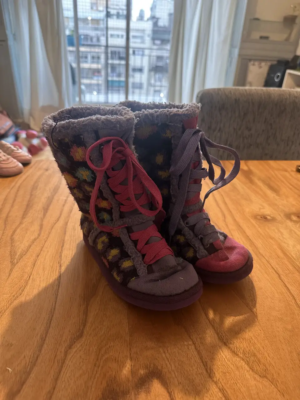 Botas de caña alta para niña, con diseño floral y cordones rosas. Ideales para el invierno.