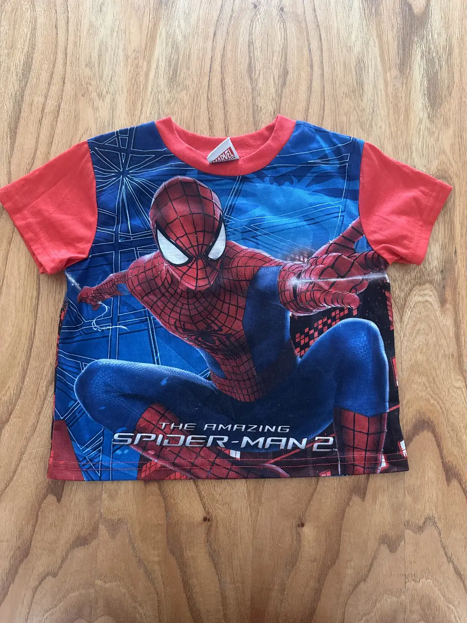 Remera de manga corta para niño con estampado de Spider-Man 2. Diseño vibrante y cómodo para uso diario.