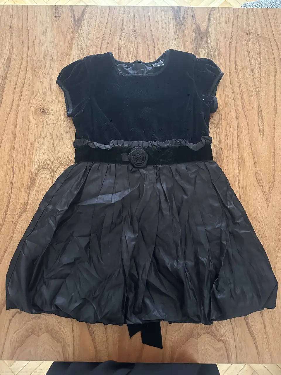 Vestido negro de fiesta para niña, con terciopelo y falda con vuelo. Ideal para eventos especiales.