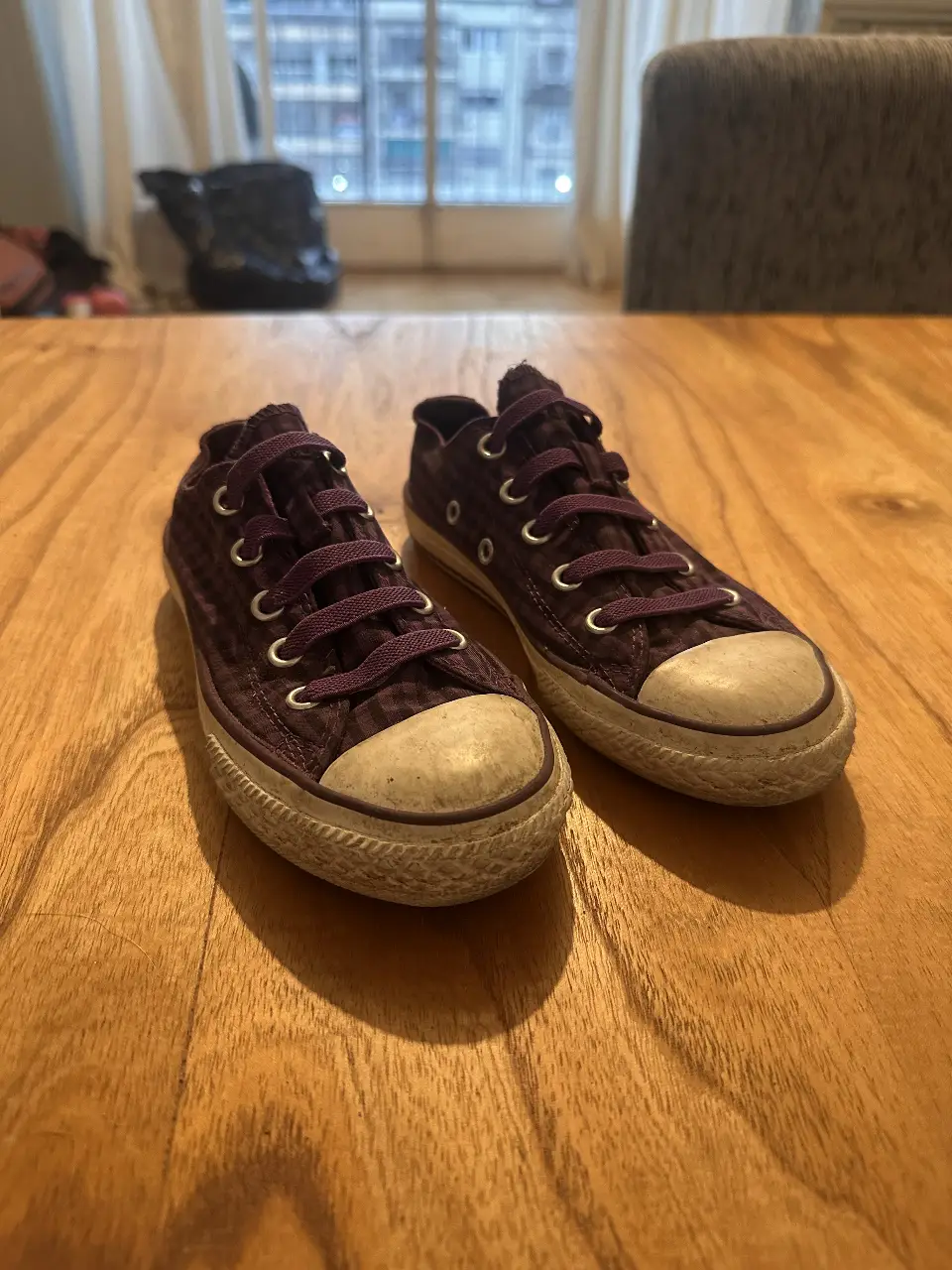 Zapatillas Converse All Star de lona color violeta. Diseño clásico con puntera blanca y cordones a tono. Ideales para un look casual y urbano. Niña