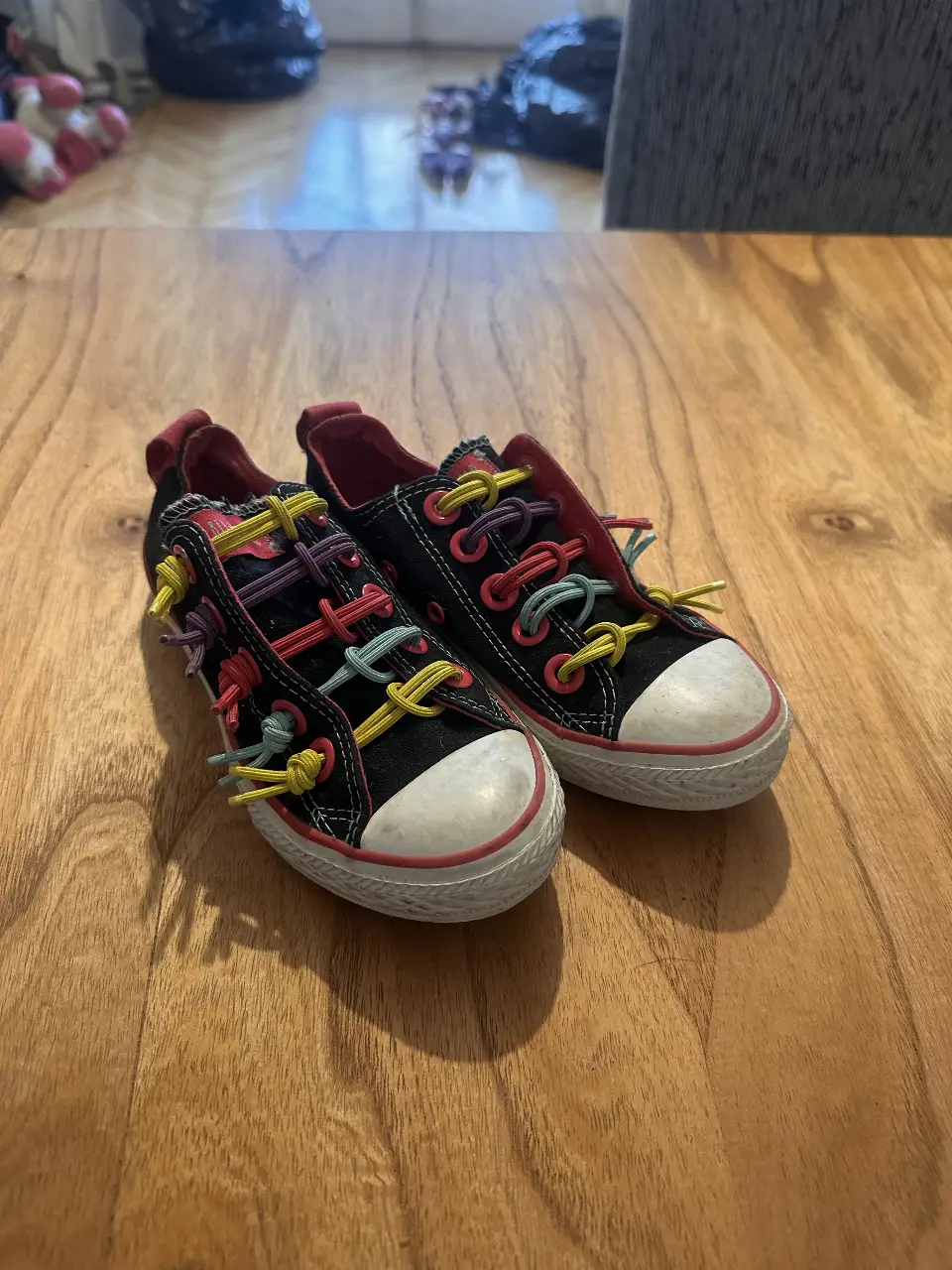 Zapatillas Converse negras con cordones multicolores. Ideales para un look casual y divertido. Niña