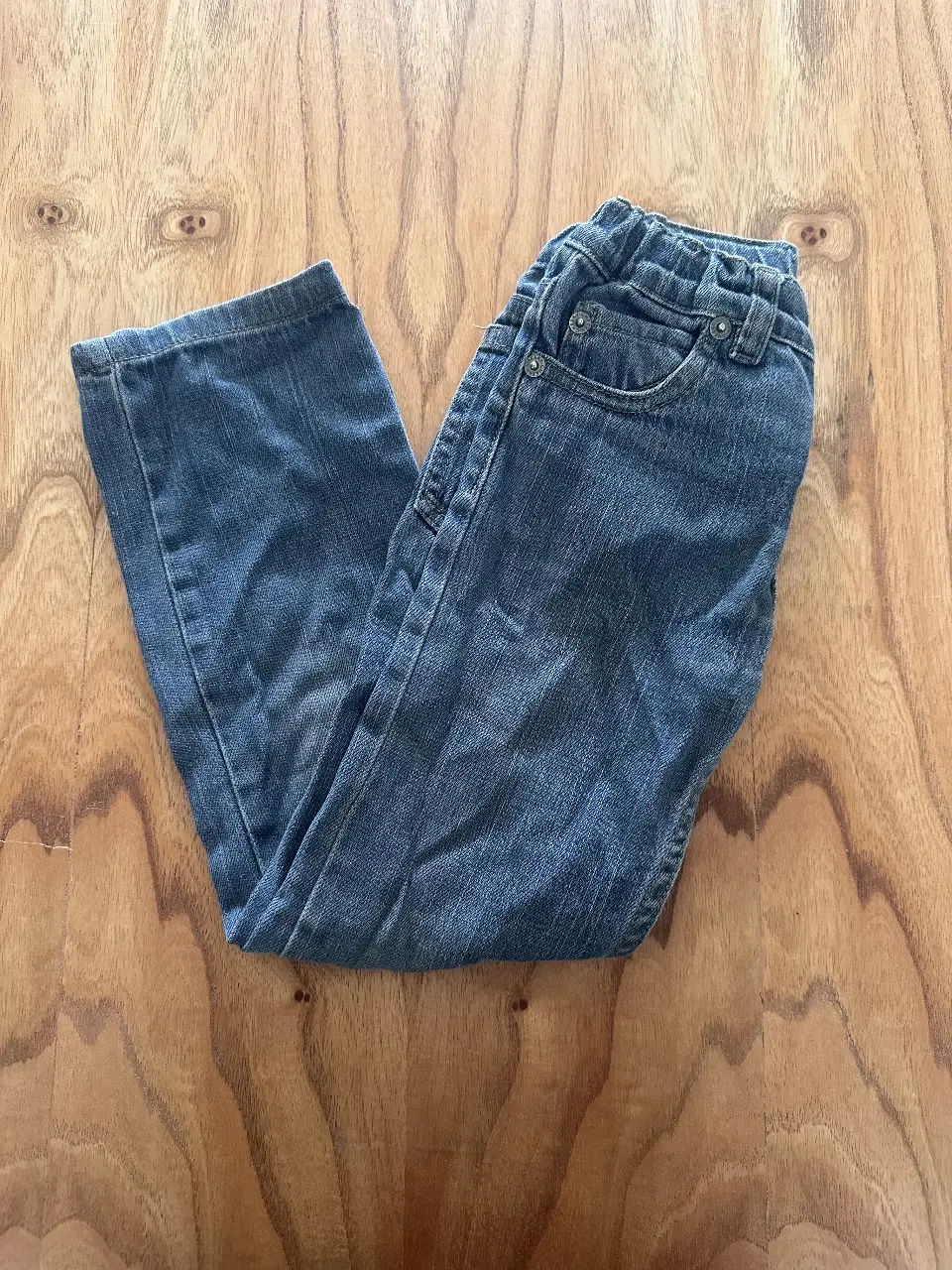 Jeans de niña corte recto, color azul clásico. Ideal para uso diario.