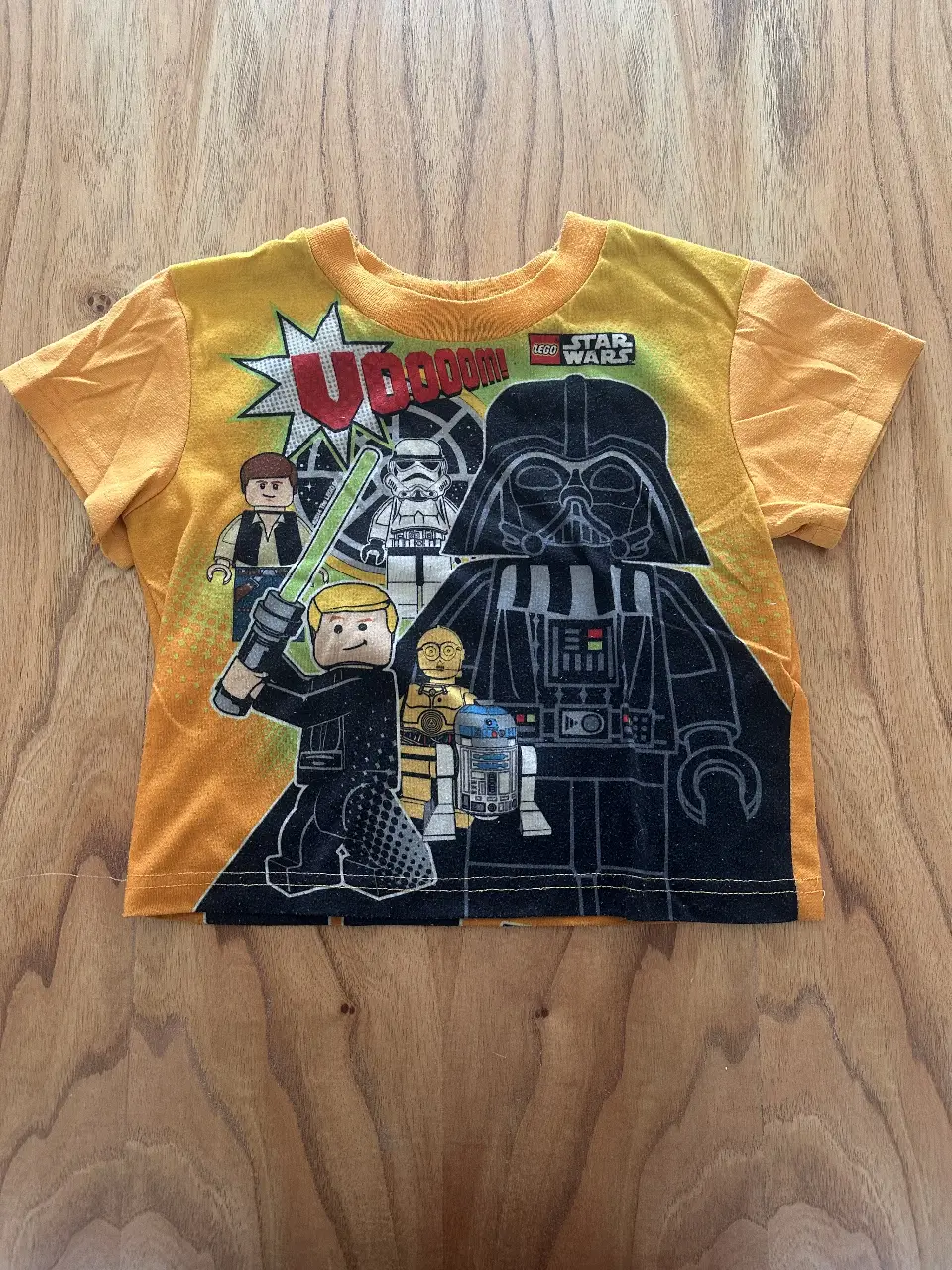 Remera de manga corta para niños con estampado de personajes de Lego Star Wars. Diseño vibrante y divertido, ideal para los fanáticos de la saga.