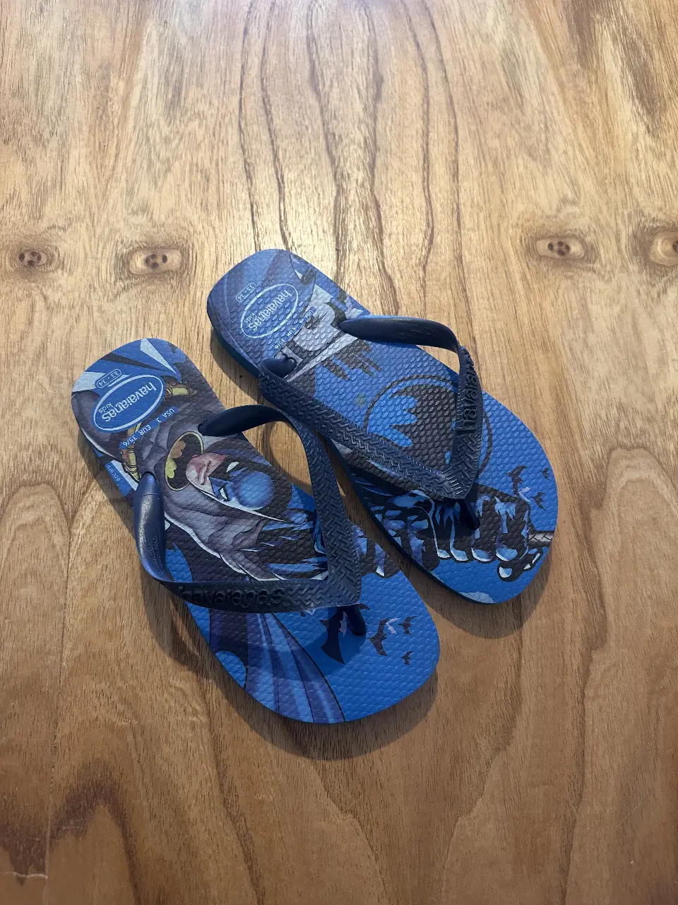 Ojotas Havaianas para niños con diseño de Batman. Ideales para la playa o uso casual.