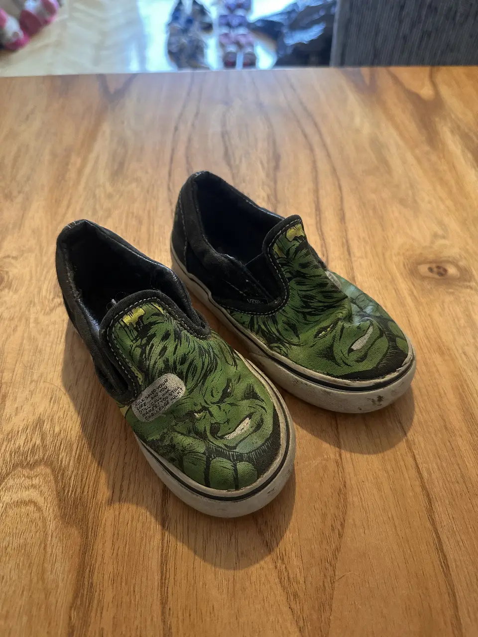 Zapatillas slip-on de niño con diseño de Hulk. Ideales para un look casual y cómodo.