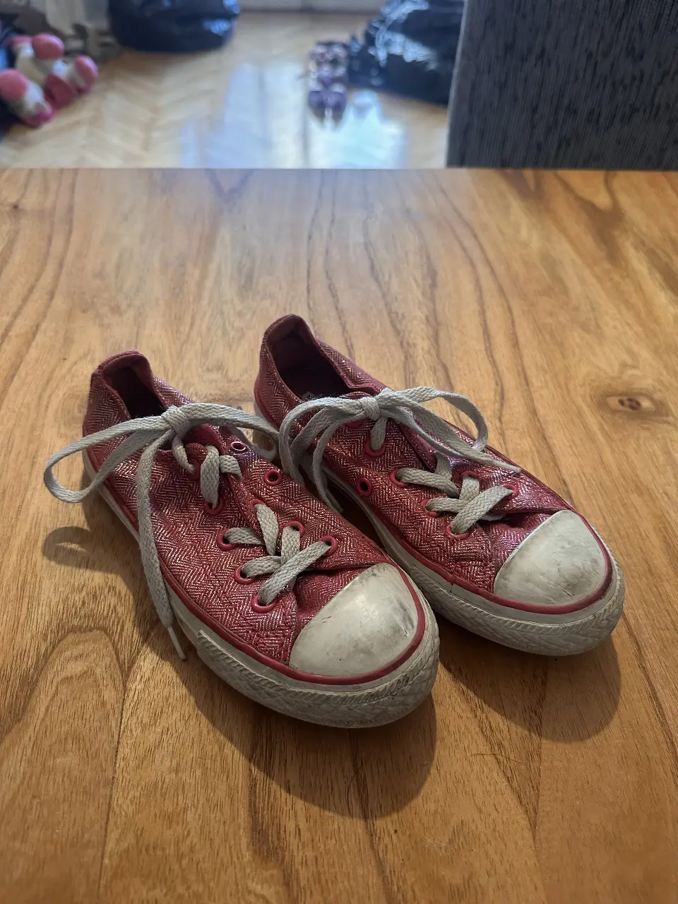 COMBO Zapatillas Converse rojas y celestes con detalles blancos en la puntera y cordones grises. Ideales para un look casual y cómodo.