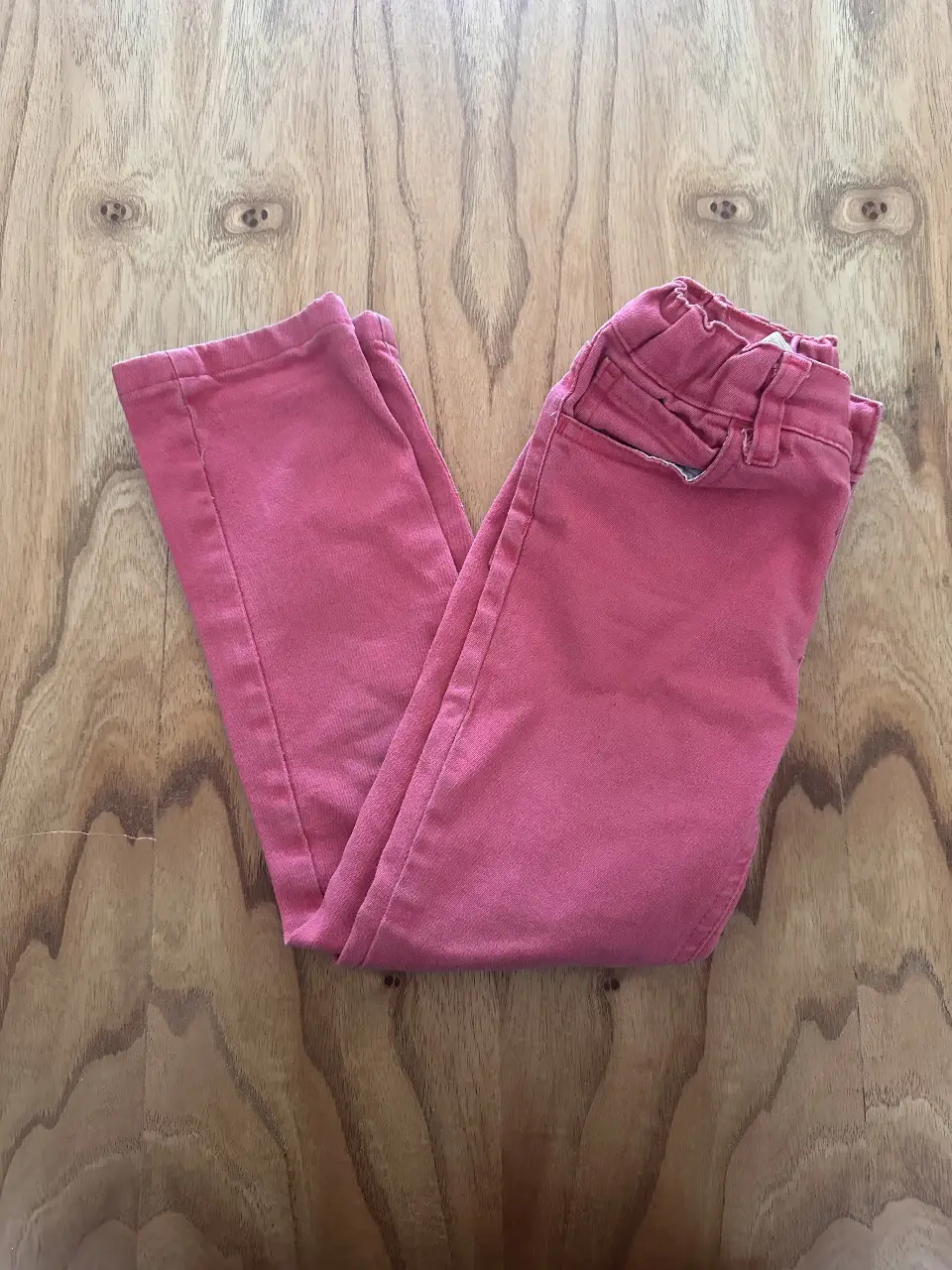 Pantalón crosa para niña, ideal para un look casual y cómodo. Confeccionado en un tejido suave y resistente, este pantalón es perfecto para el día a día.