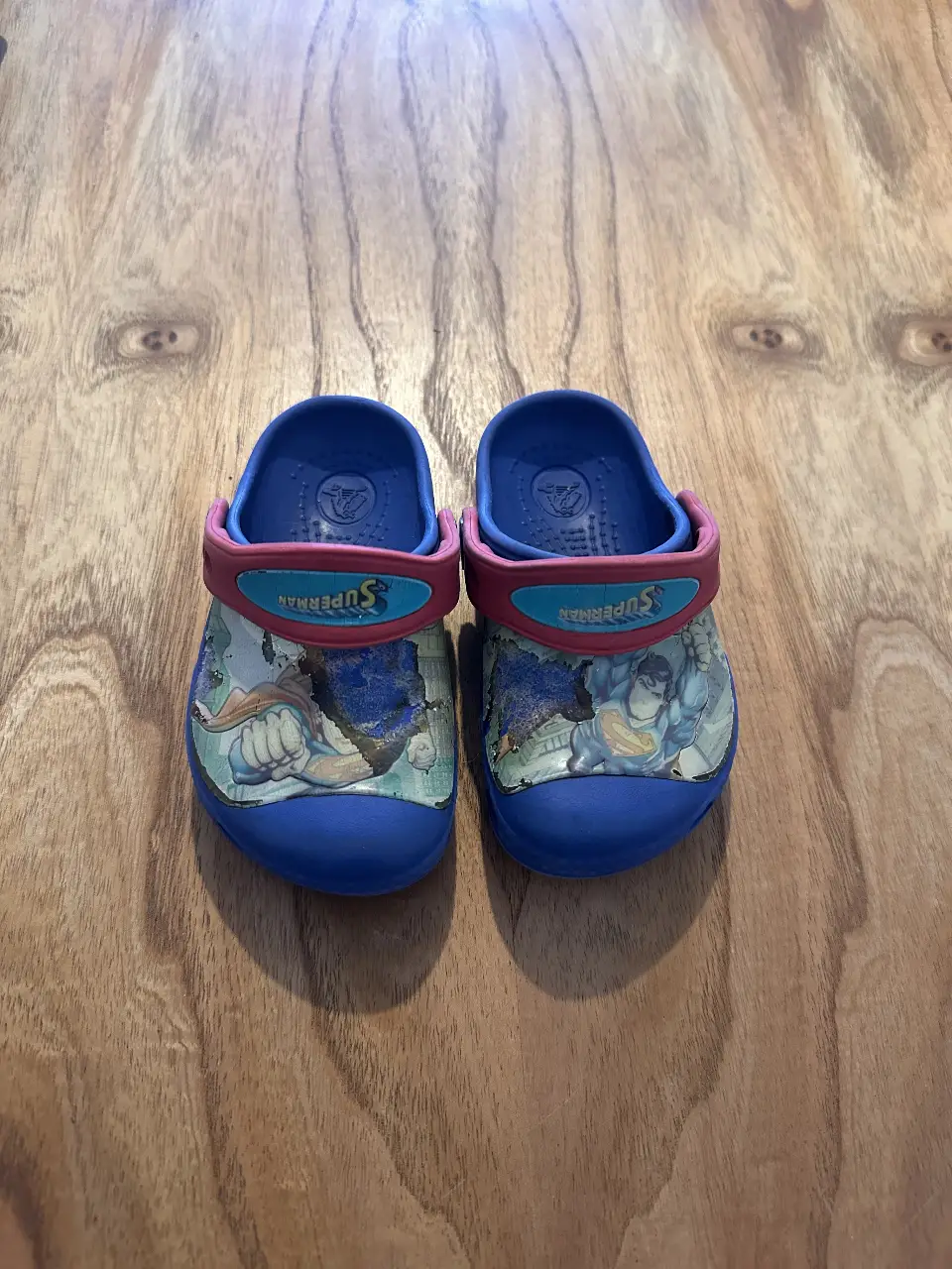 Zuecos Crocs de Superman para niños, ideales para el verano. Diseño colorido y cómodo.