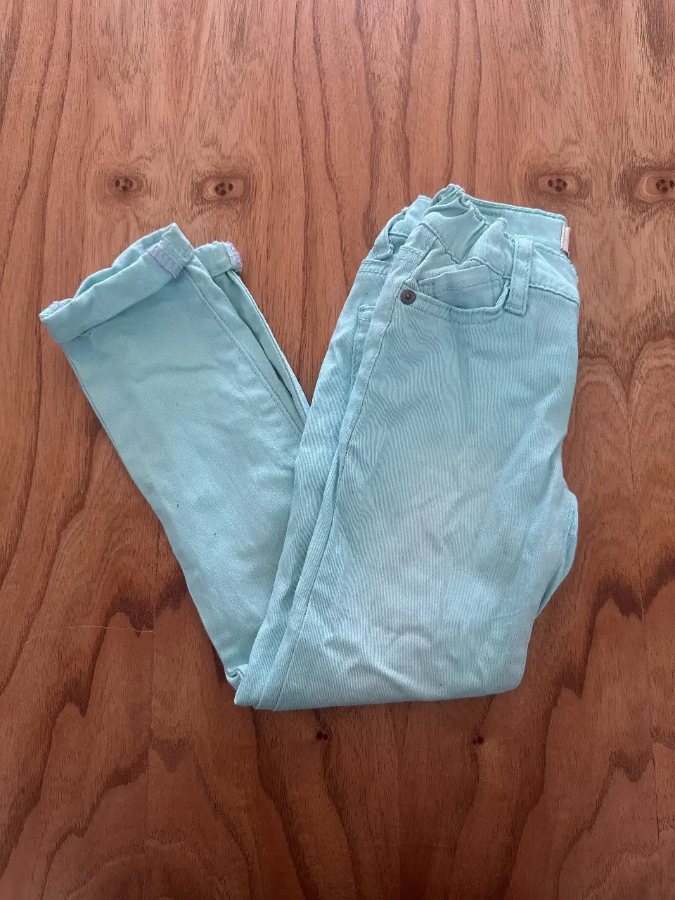 Jean rectos de niña en color celeste claro. Tiro medio, corte clásico y cómodo. Ideal para un look casual y versátil.
