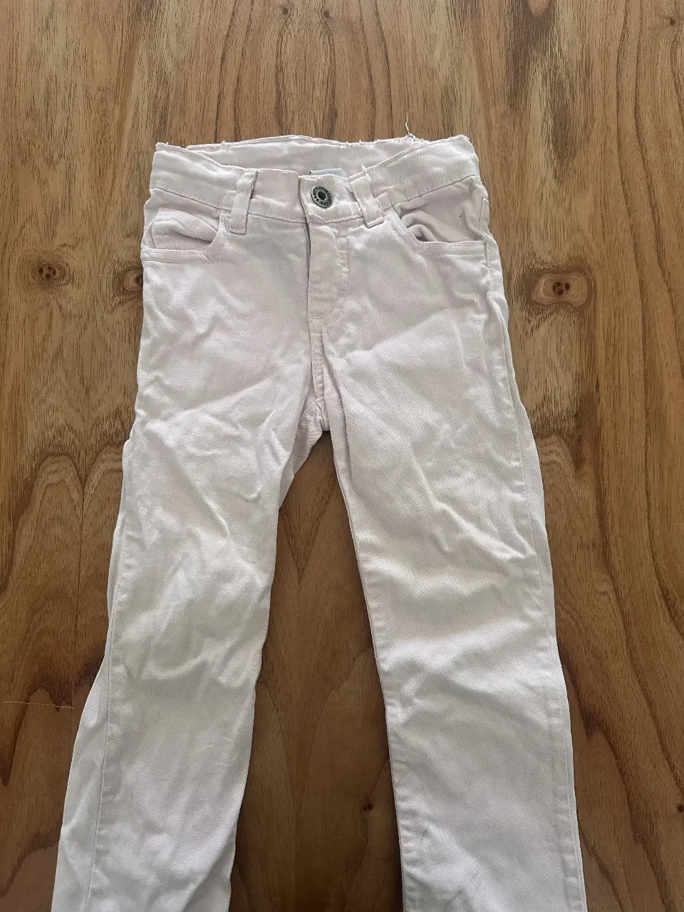 Pantalón de vestir para niña, color rosa claro, ideal para un look casual y cómodo.