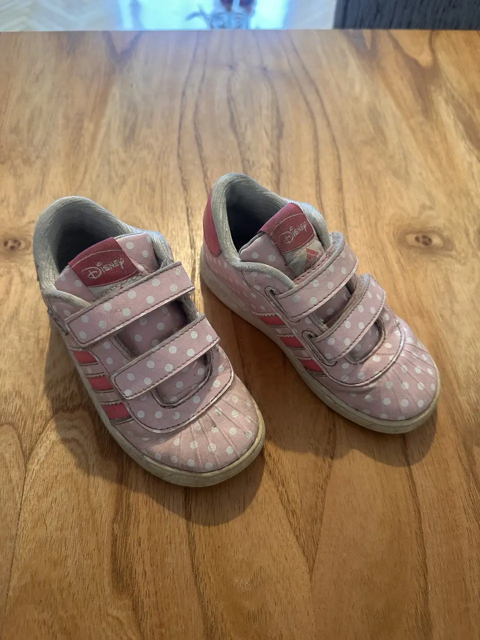 Zapatillas Adidas Disney para niñas, color rosa con lunares blancos. Cierre con abrojos, ideales para uso diario.