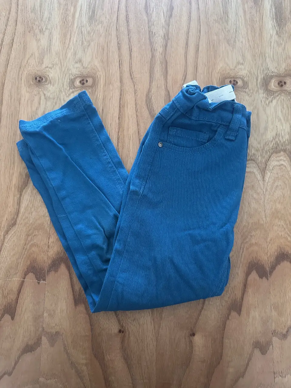 Pantalón para niñas color azul, ideal para un look casual y cómodo. Perfecto para el día a día.