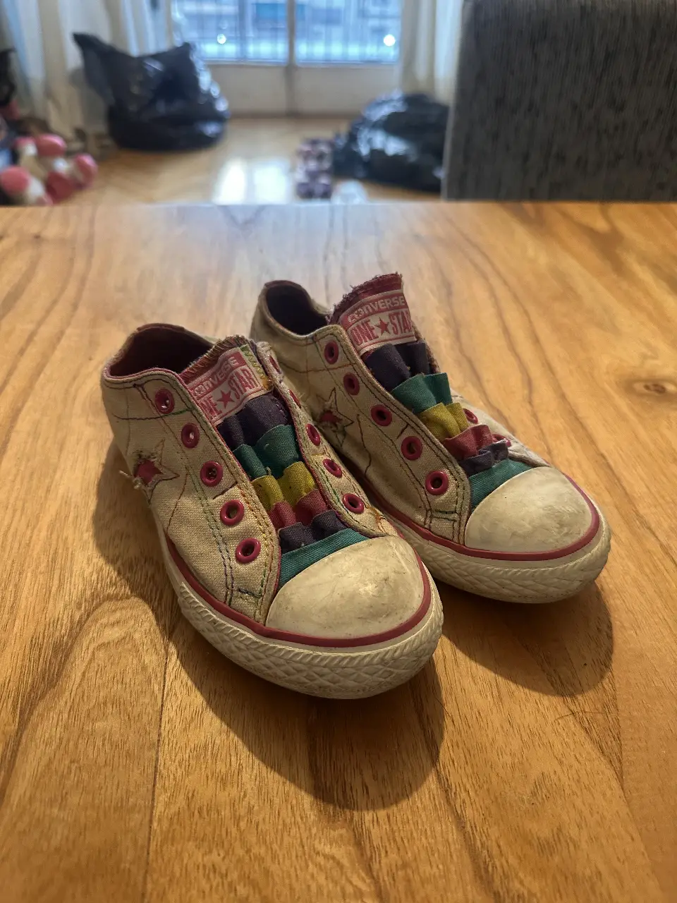 Zapatillas Converse All Star de lona con detalles multicolores en la lengüeta y cordones. Diseño clásico y cómodo, ideal para un look casual y urbano. Niña