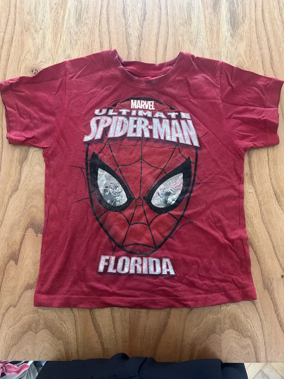Remera de manga corta para niño con estampado de Darth Vader. Ideal para los fanáticos de Star Wars. Diseño de alta calidad y cómodo para el uso diario.