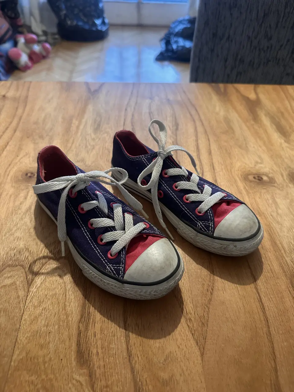 Zapatillas Converse azules con puntera y detalles en rojo. Ideales para un look casual y cómodo.