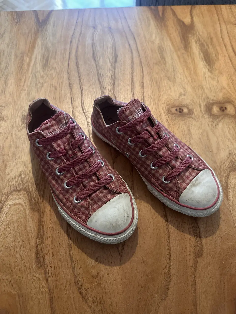Zapatillas Converse bajas a cuadros rojos y blancos, ideales para un look casual y cómodo. Perfectas para el día a día. Niña