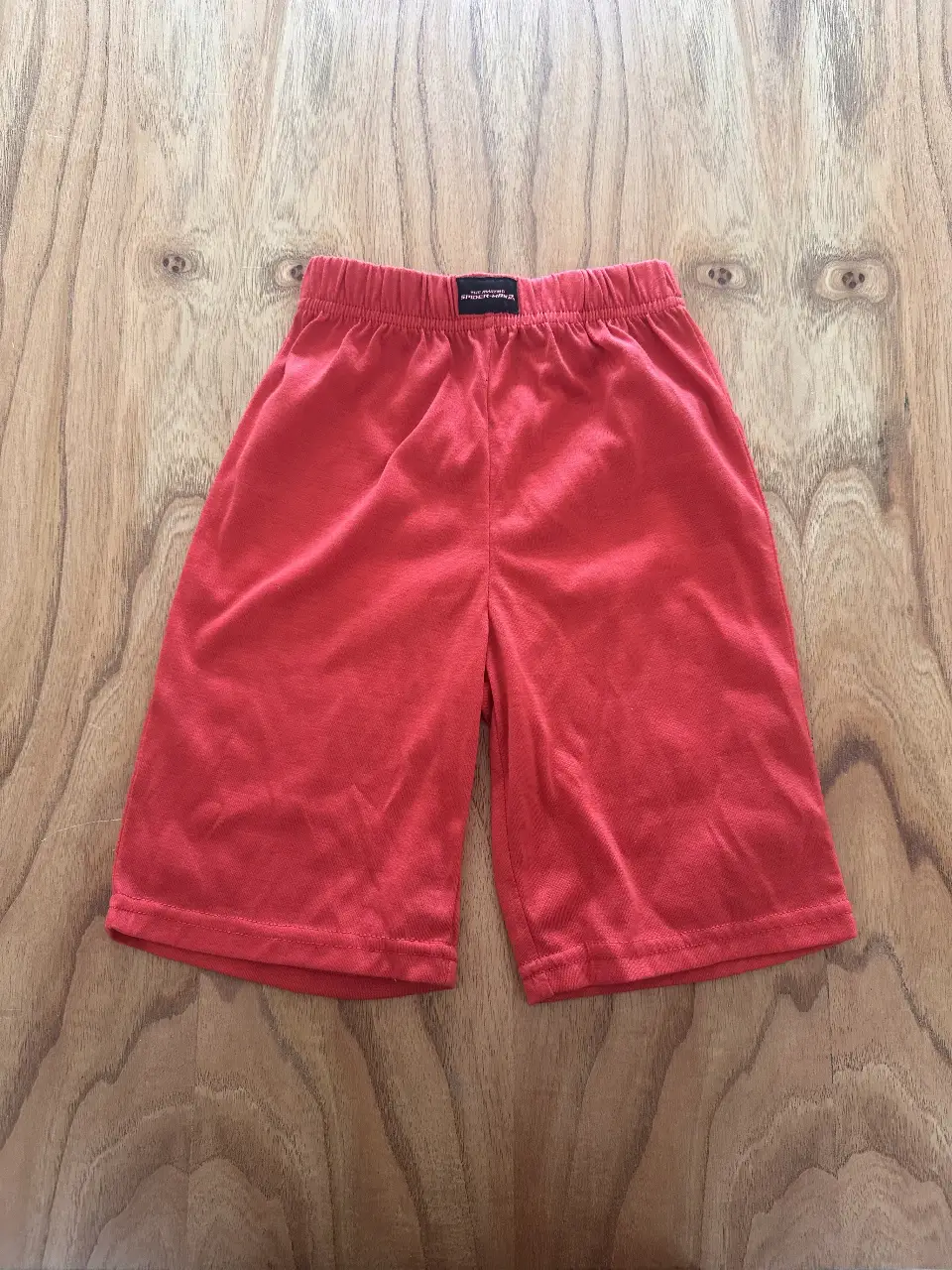 Short deportivo rojo de nene, ideal para actividades físicas. Confeccionado en tela suave y cómoda