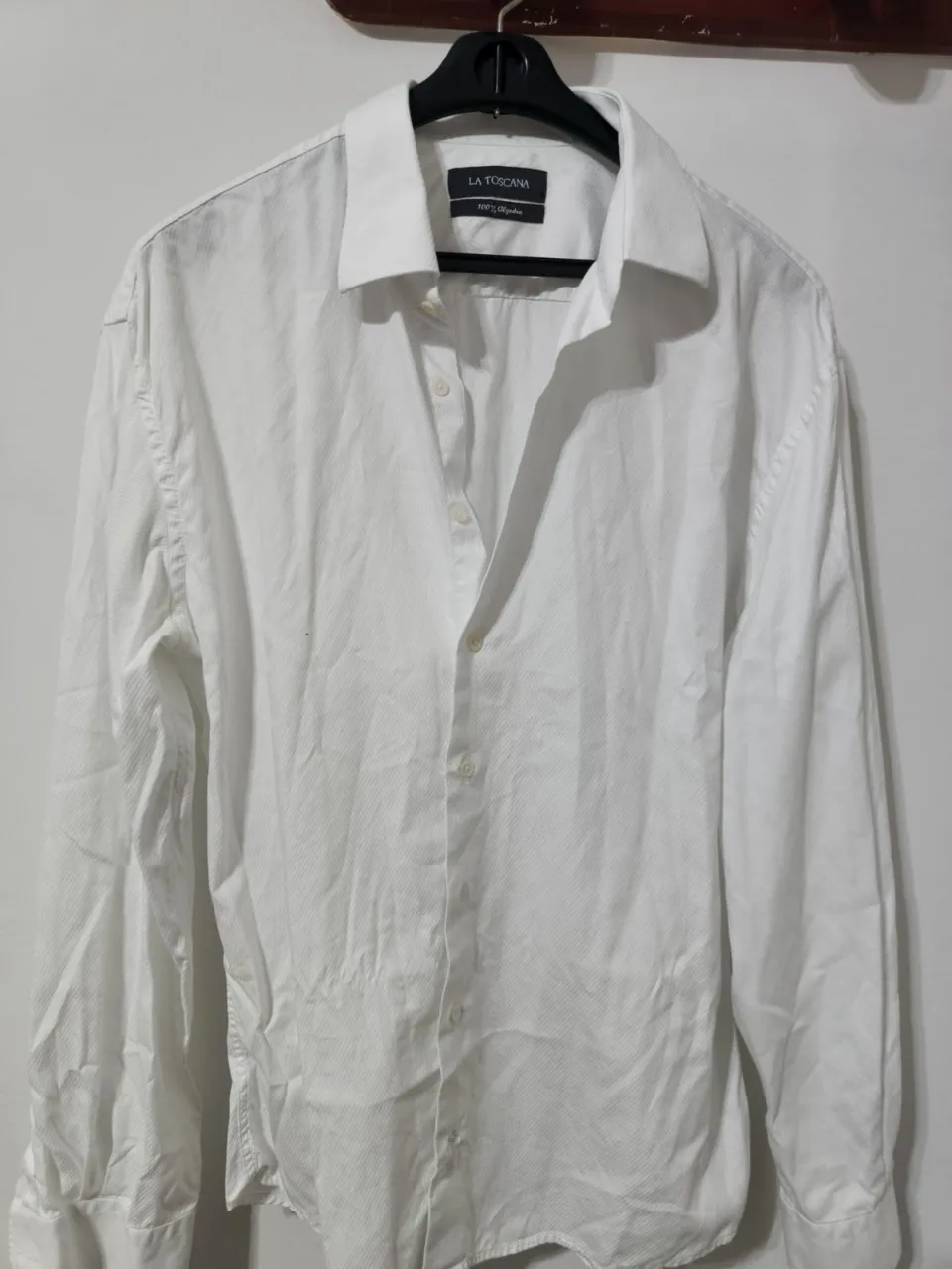 Camisa blanca de hombre, de la marca La Toscana, confeccionada en 100% algodón. Ideal para un look elegante y casual.