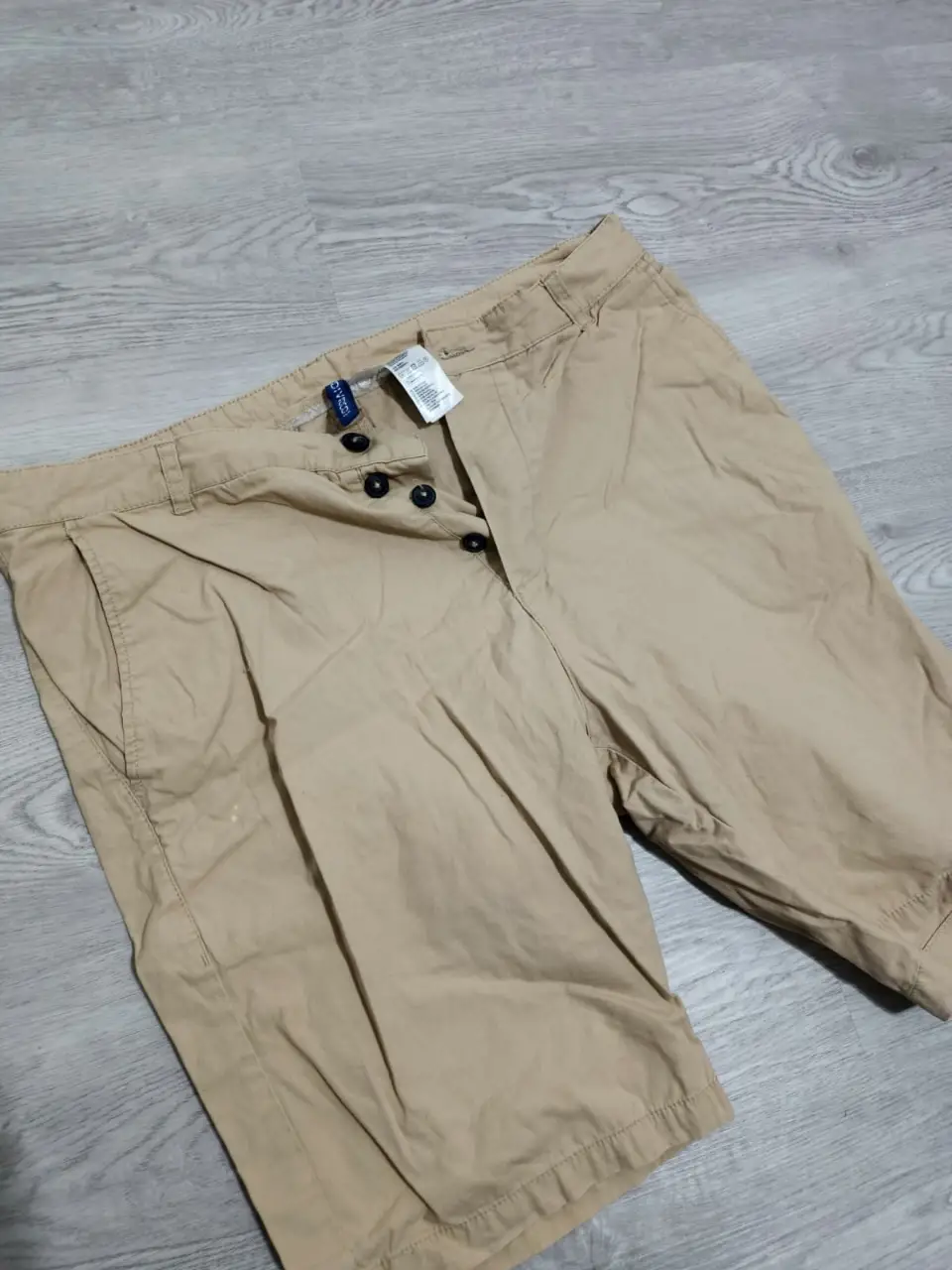 Short de hombre color khaki de la marca H&M Divided, con botones y bolsillos. Ideal para un look casual y cómodo.