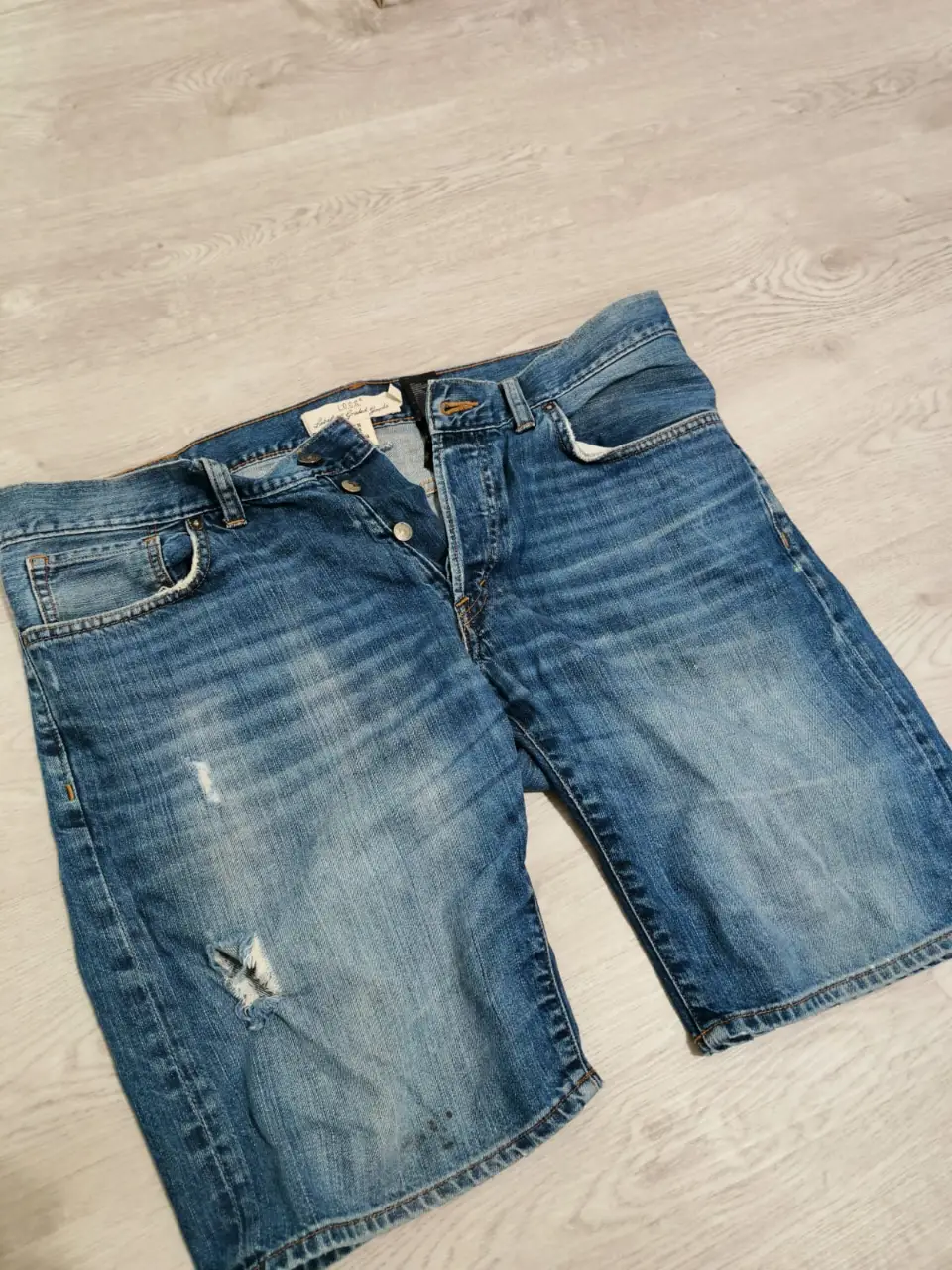 Short de jean azul con detalles de roturas y desgaste. Talle 36, ideal para un look casual y moderno.