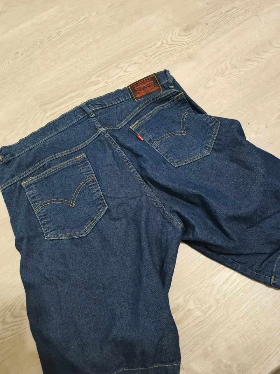 Jeans rectos de hombre, color azul oscuro, marca Levi's. Talle W38 L34, de algodón, industria Argentina. Ideal para un look casual y cómodo.