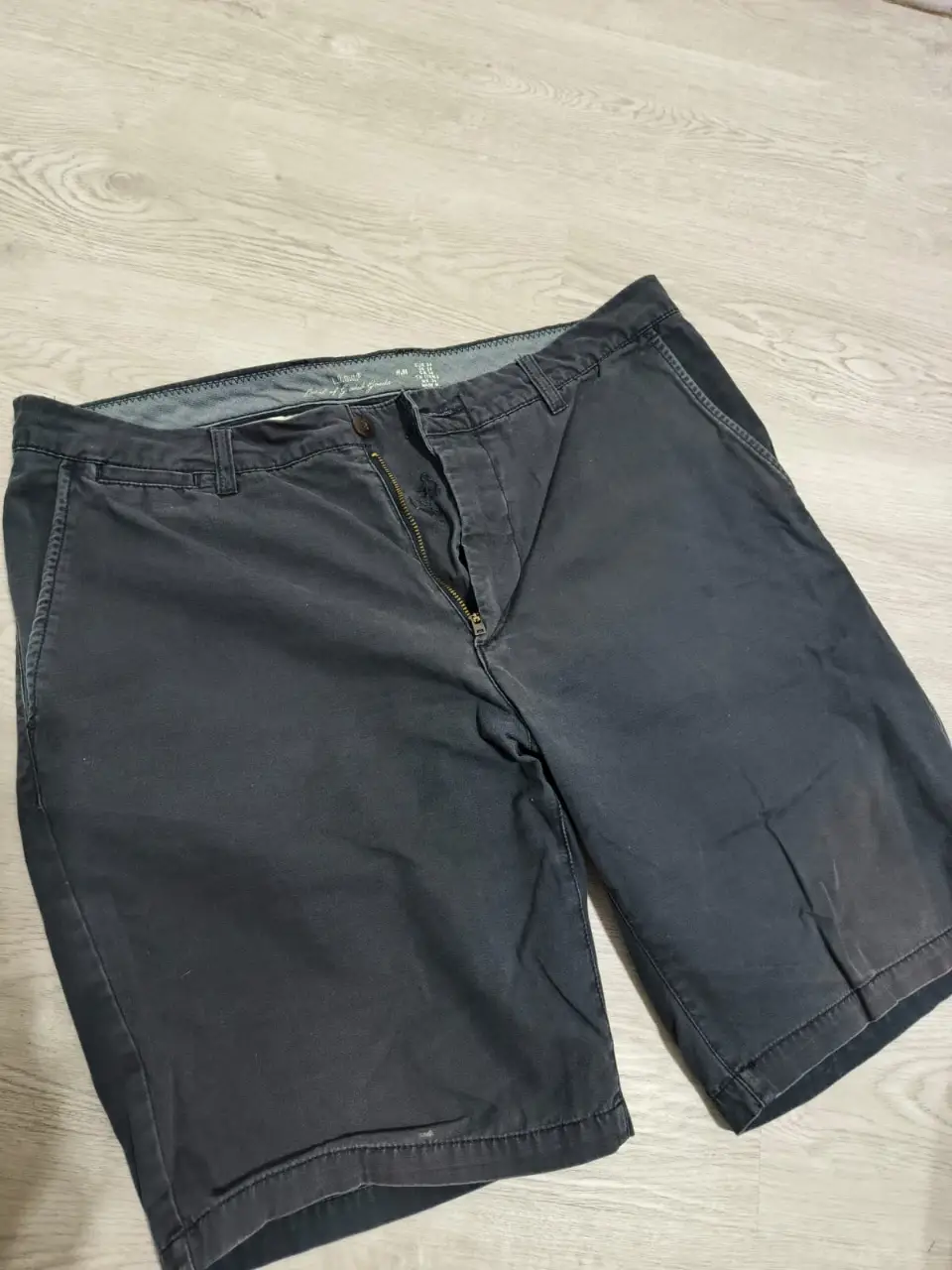 Short de hombre de gabardina azul oscuro, con cierre y botón. Talle 34 de H&M. Ideal para un look casual y cómodo.