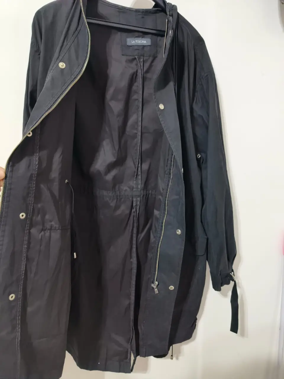 Campera deportiva negra con capucha, cierre frontal y bolsillos. Ideal para un look casual y cómodo.